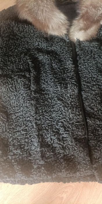 Kurtka z karakułów z kołnierzem z lisa