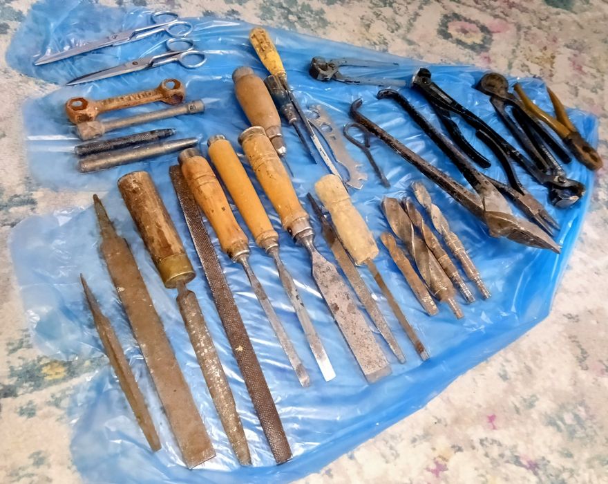Komplet starych  narzędzi.