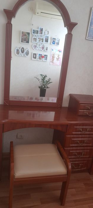 Столик туалетный с зеркалом  и пуфом в спальню