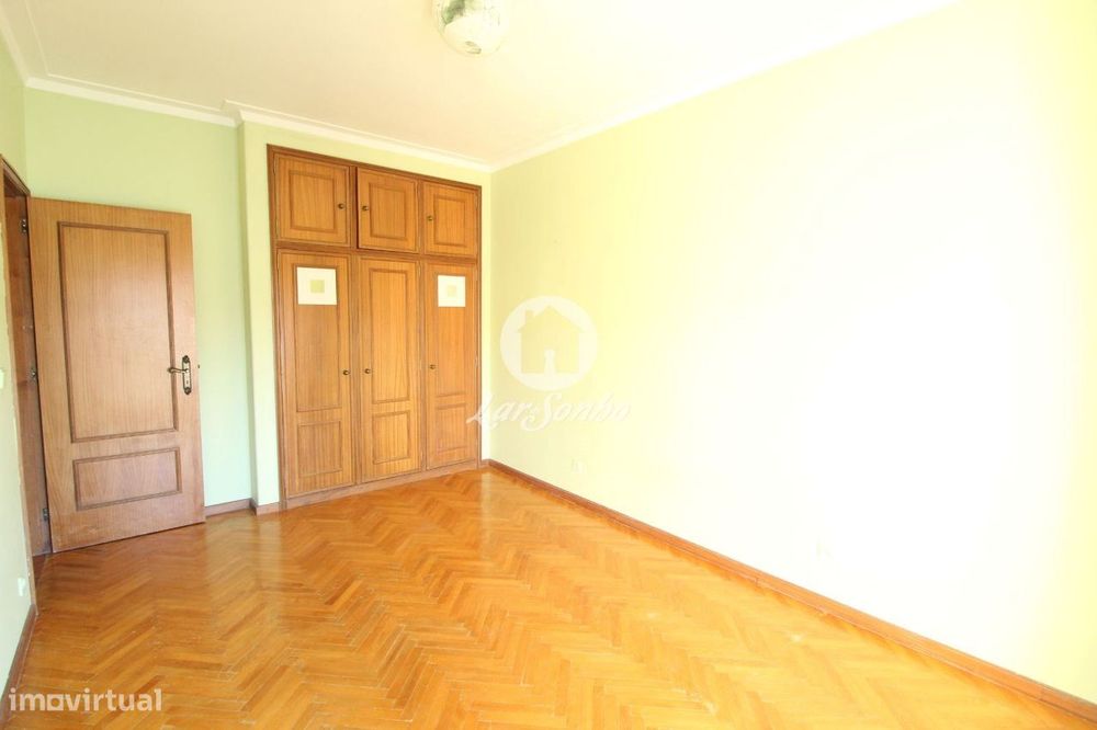 Apartamento T2, situado em Arcozelo, a 4km da Praia