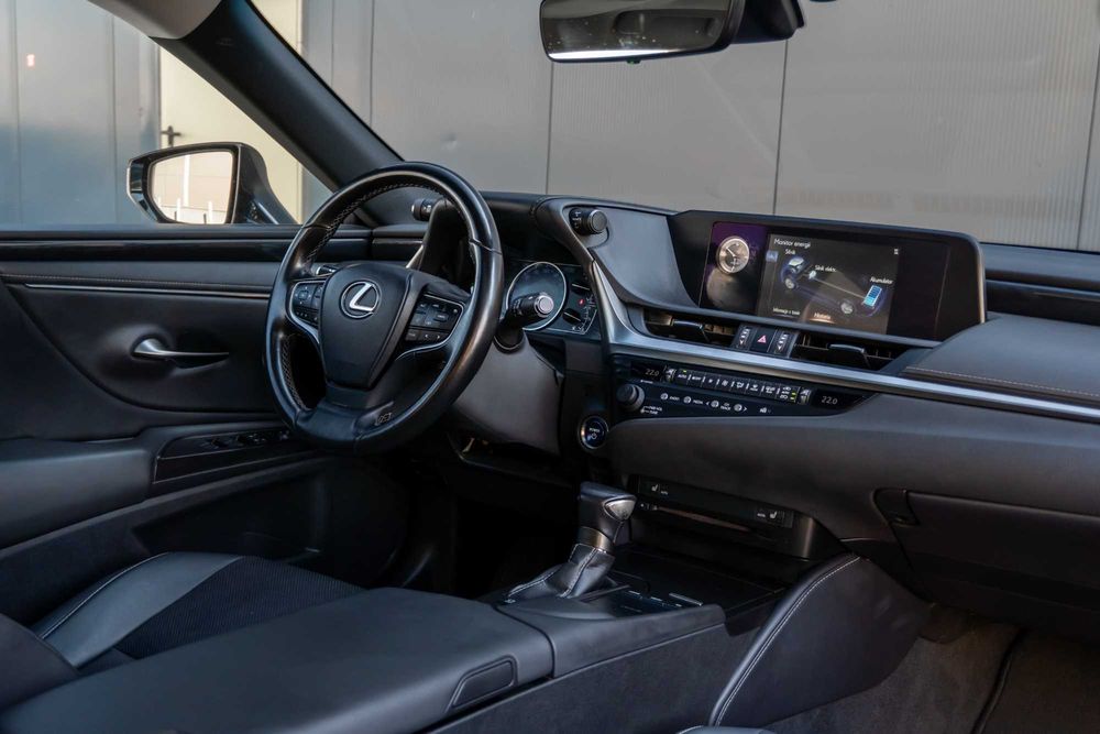 Lexus ES300h Hybrid – wynajem limuzyny premium | Lubin