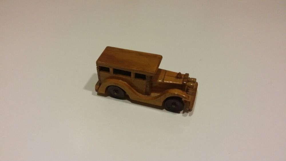 Carrinhos de madeira