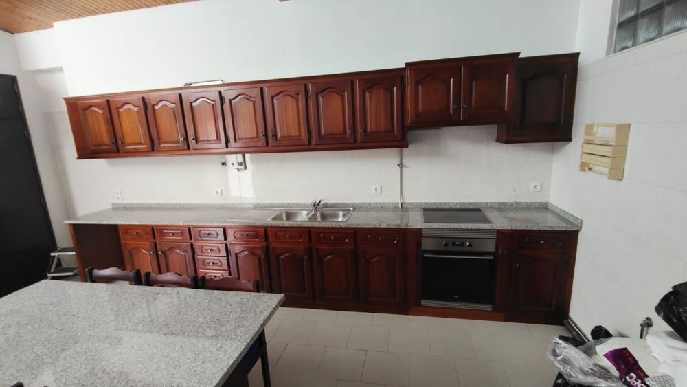 Cozinha Completa em Mogno Maciço + Mesa e 6 Cadeiras – Excelente Estado