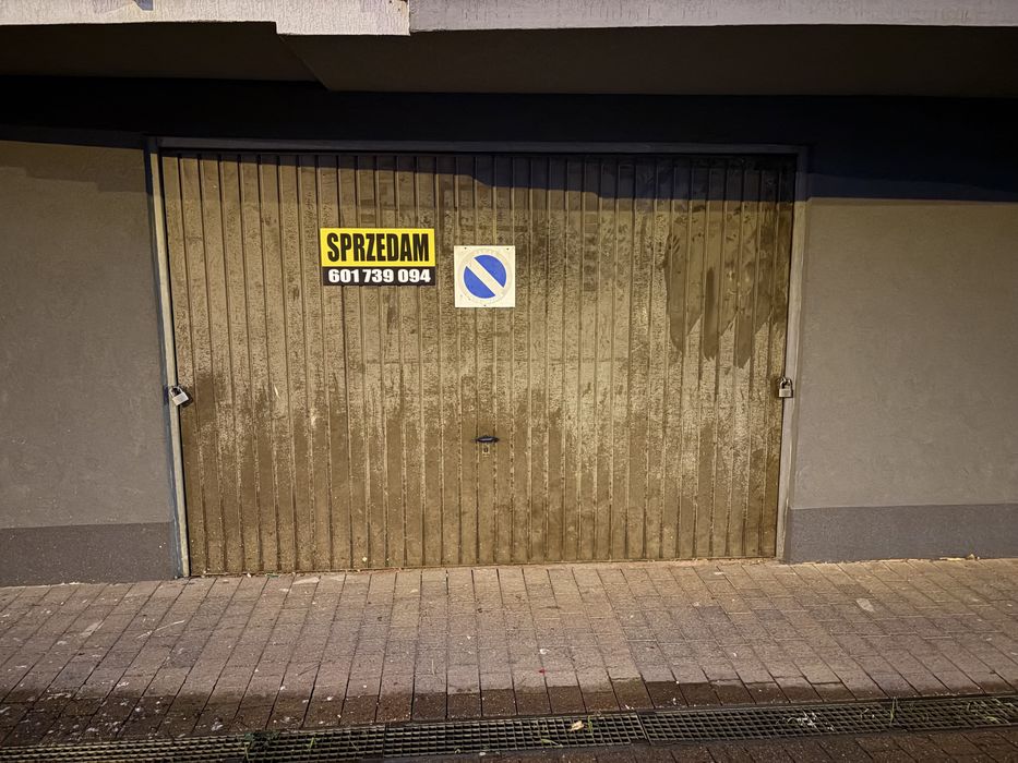 Podwójny Garaż z prądem na Muchoborze Wielkim