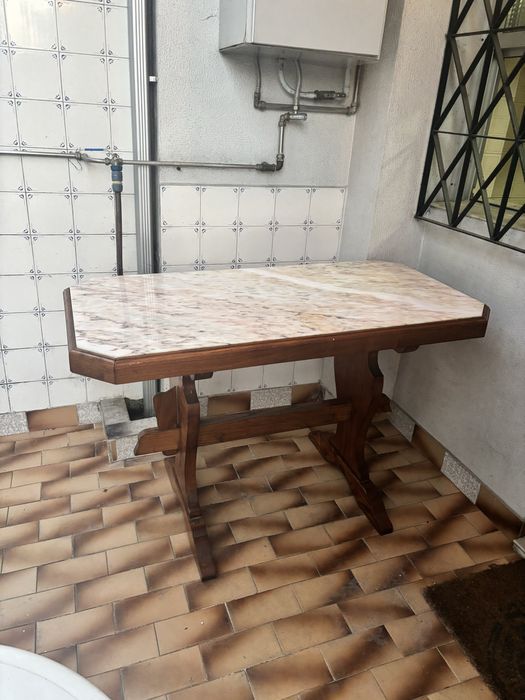 Mesa com tampo em marmore