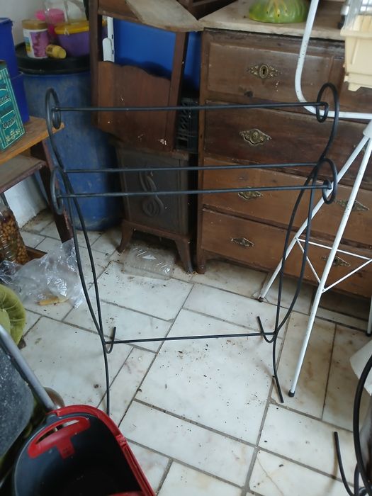 Jarrão em barro com armação de ferro