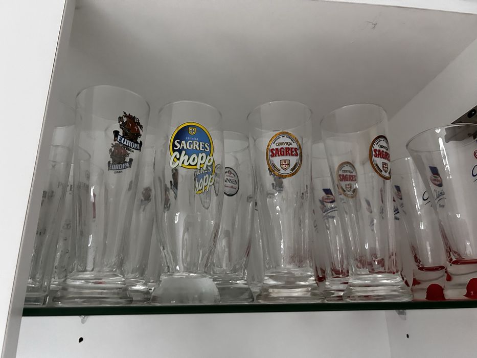 Copos e canecas variados