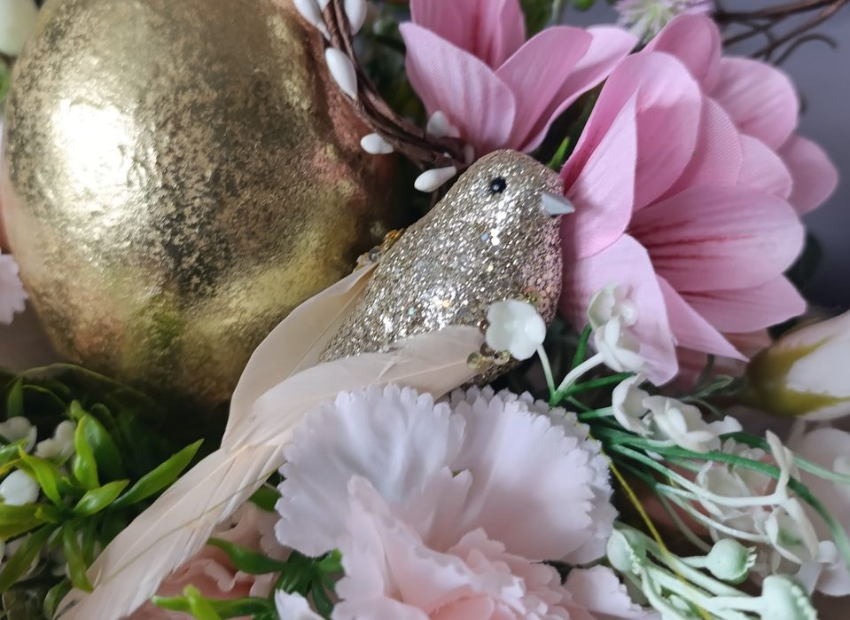 Stroik wielkanocny ze złotym jajem. Taczki. Dekoracja na Wielkanoc