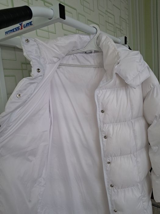 Біленький тепленький пуховичок