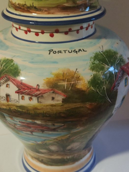 Pote em faiança português