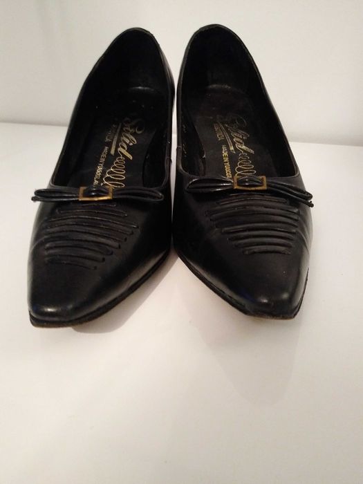 Skórzane szpilki w stylu vintage.