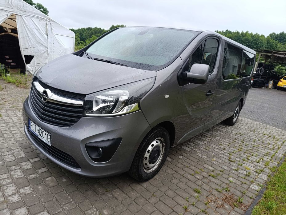 Wynajem busa 9 osobowy Opel Vivaro long 2016 r