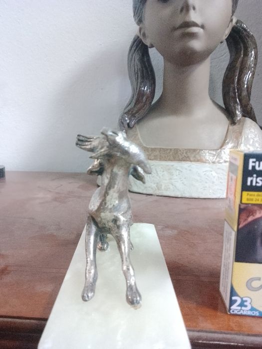 escultura de cachorro prateado