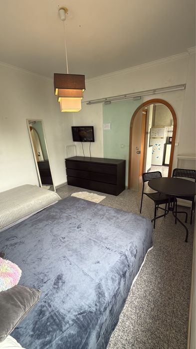 Quarto disponivel mobiliado no centro da Moita p casal c filho ou familiares