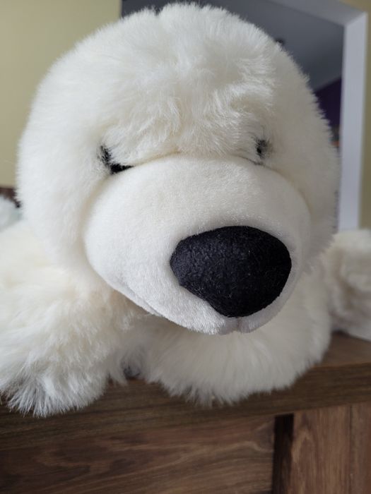 Duży leżący pluszowy miś polarny