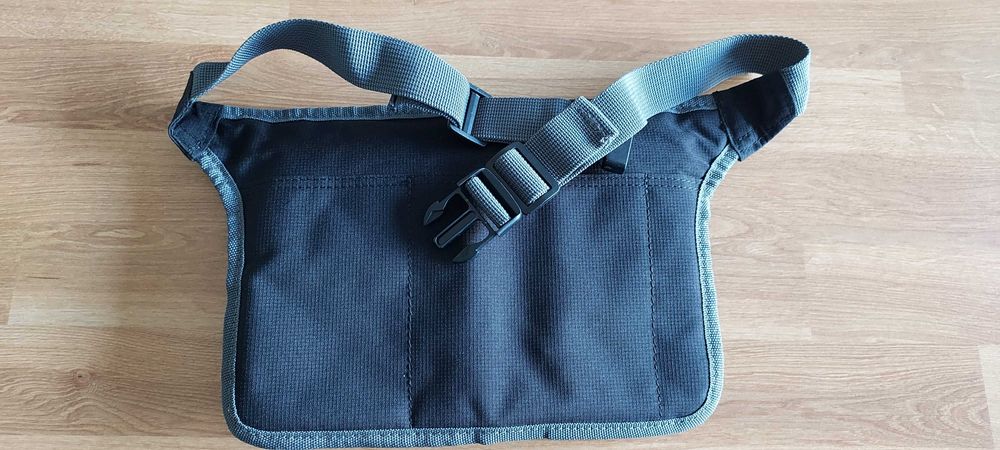 Bolsa de cintura preta e cinza Berg