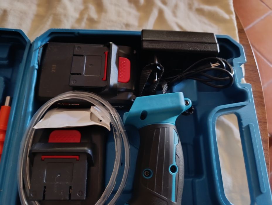 Aparafusadora a bateria como nova, com mala e acessórios.