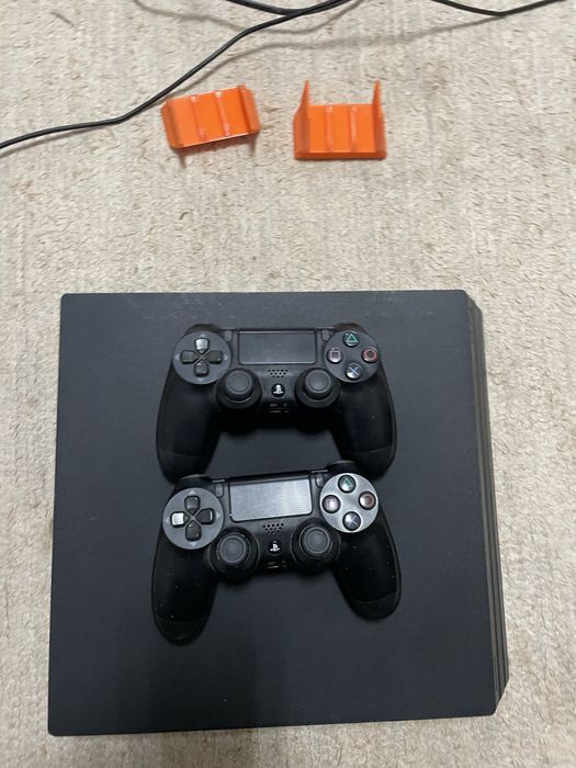 Ps4 Pro 1TB com 2 comandos
