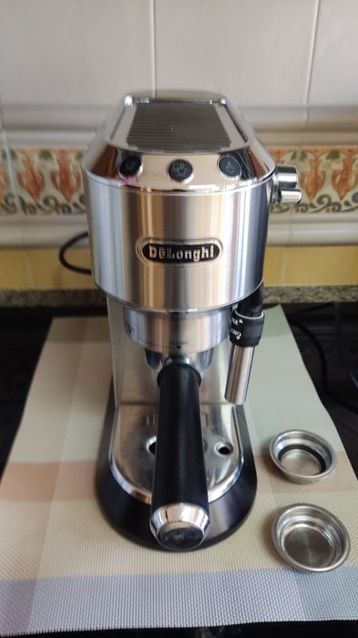 Maquina Café Delonghi Dedica Style EC685M