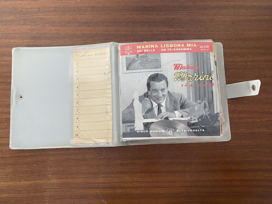 Conjunto de 17 singles em vinil com porta singles