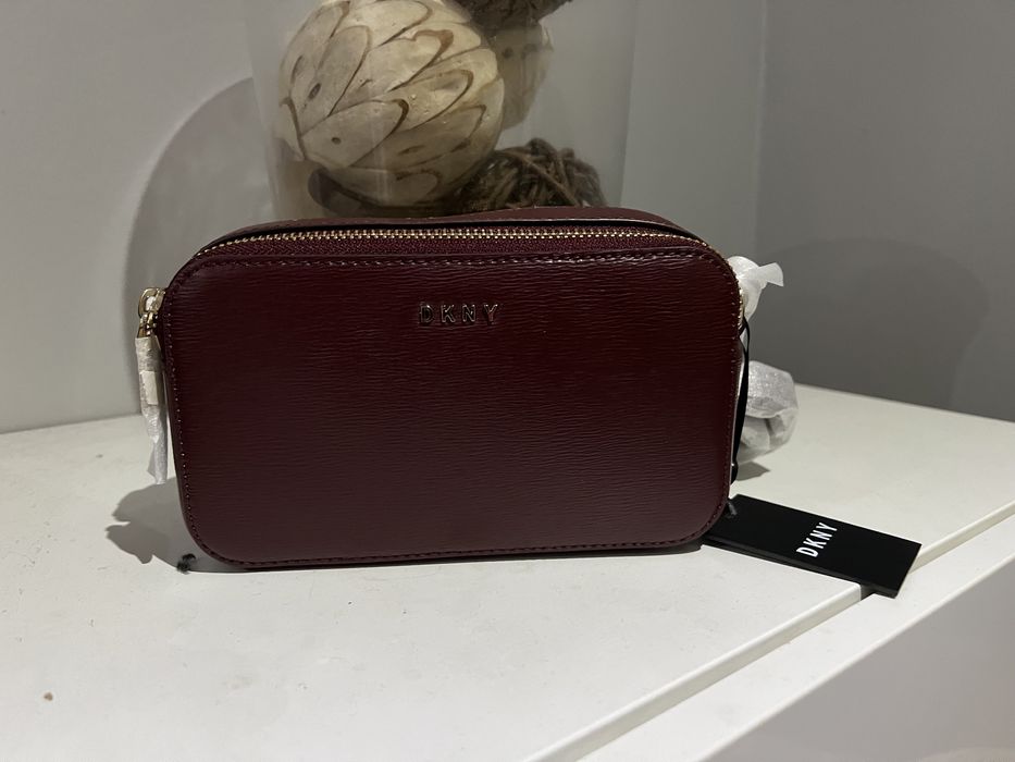 Mala DKNY, nova, em couro