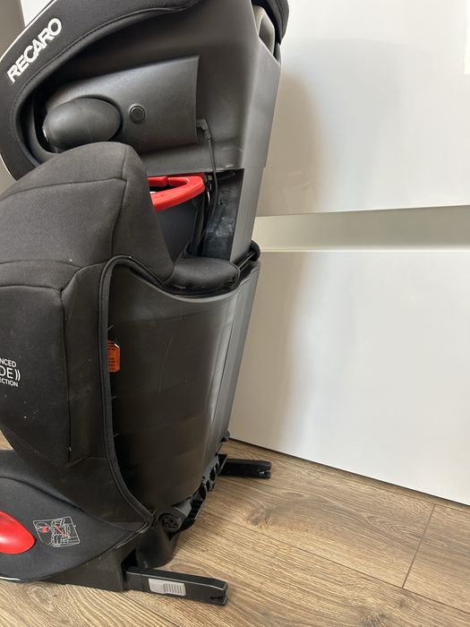 czarny fotelik samochodowy Recaro Monza Nova 2 Seatfix