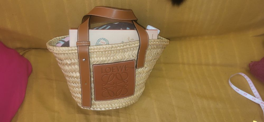 Carteira/cesta loewe folha de palmeira e pele bezerro artesanal