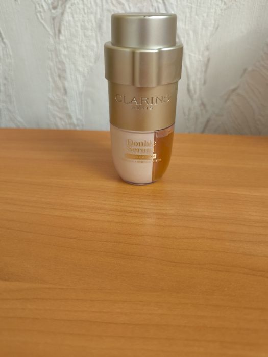 Тональна основа Clarins