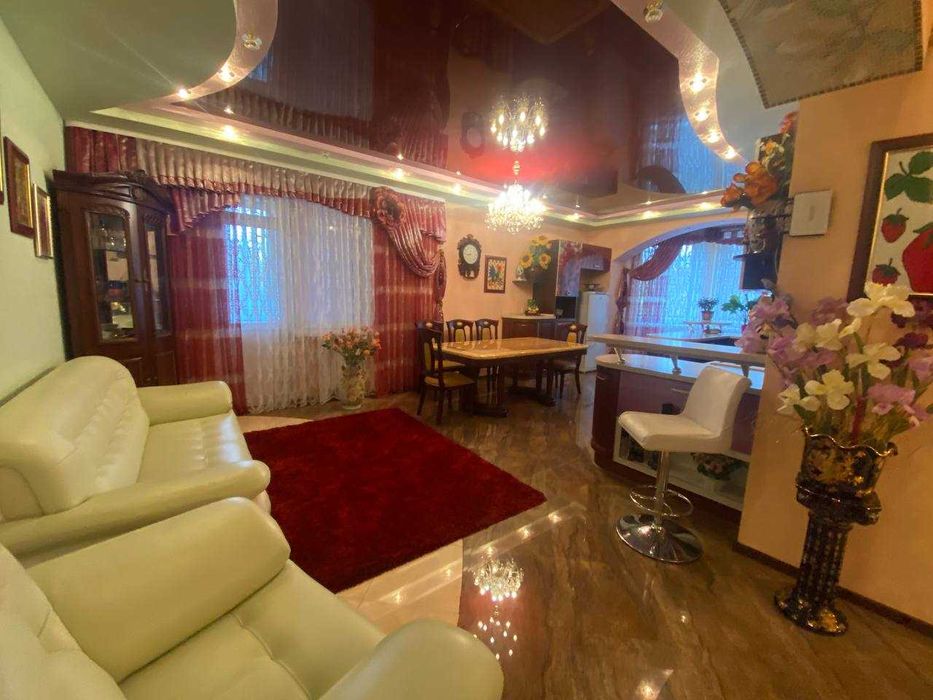 Продається 2-поверховий будинок , 10сотих землі Південо-Захід