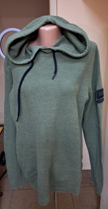 Светр жіночий фірмовий.