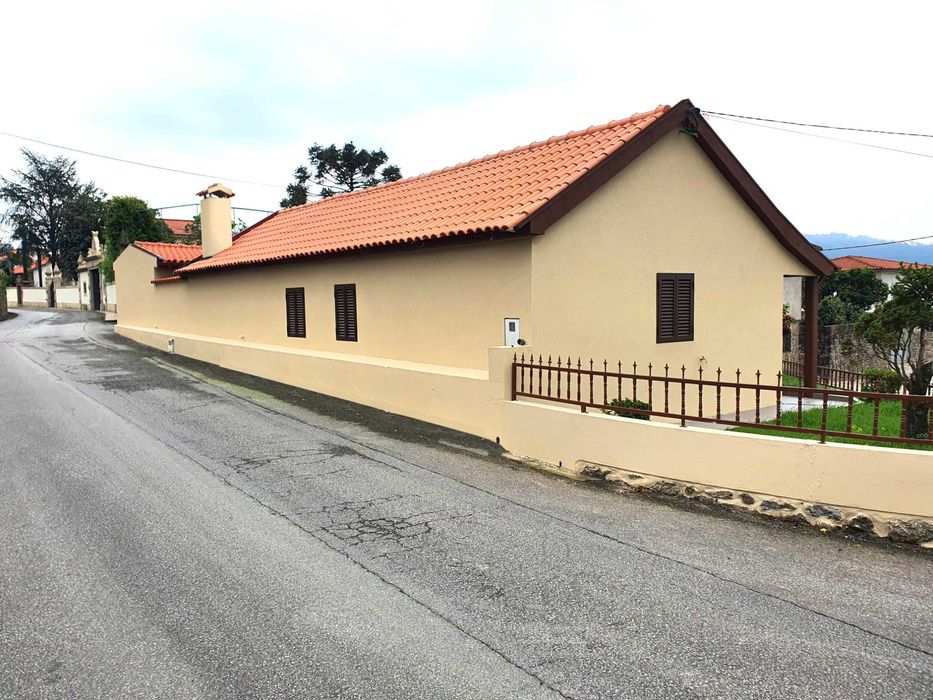 Moradia 4 Frentes Térrea T2 com Garagem Fechada