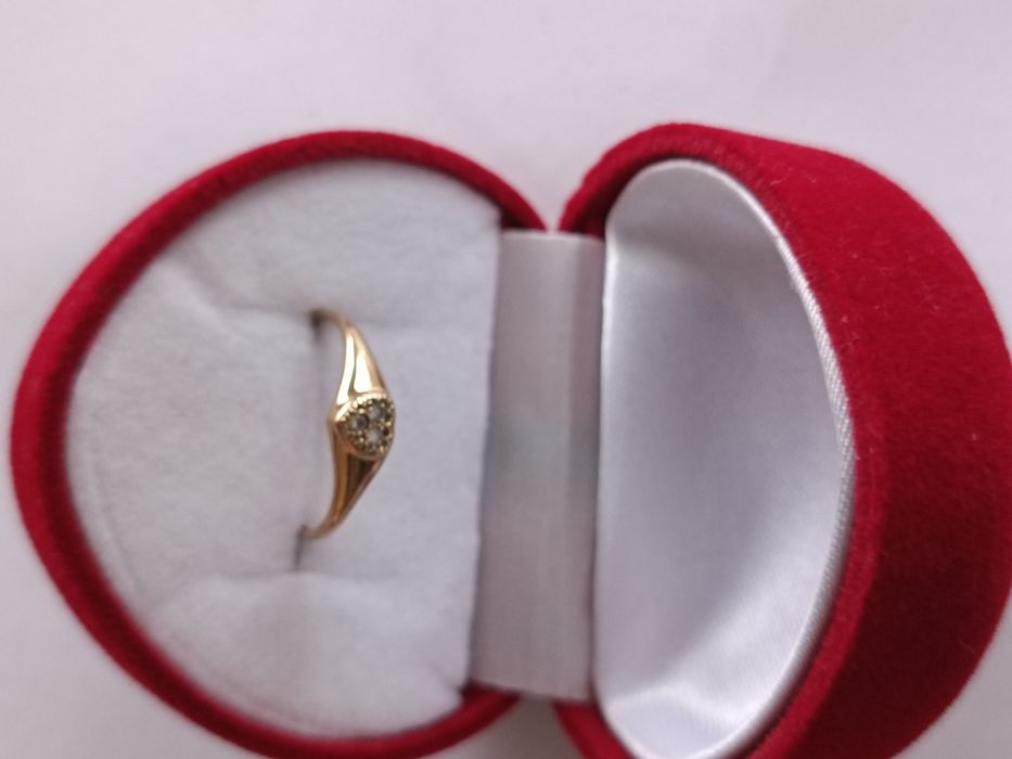 Złoty pierścionek serduszko