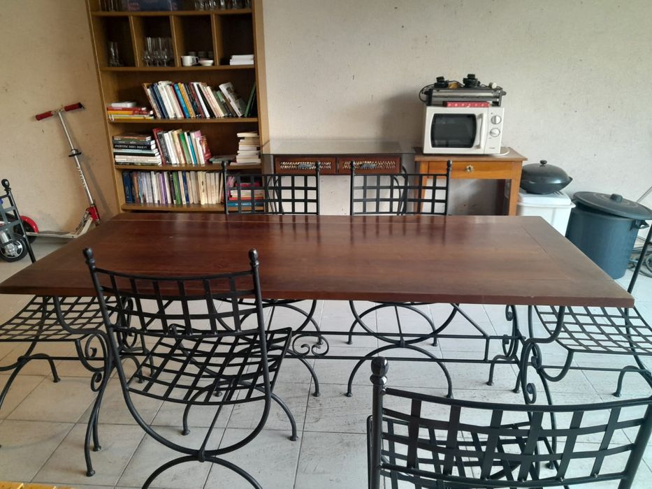 Mesa de madeira com cadeiras em ferro