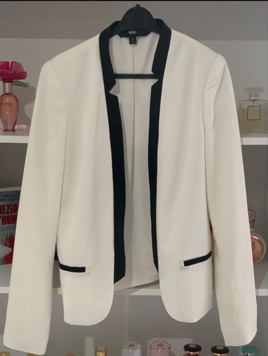 Lekko kremowo czarna garsonka marynarka