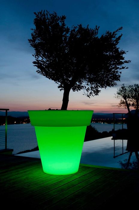 Vasos e floreiras com iluminação
