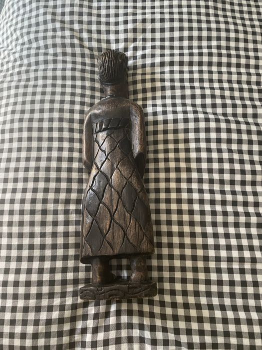 Figurka z ciemnego drewna