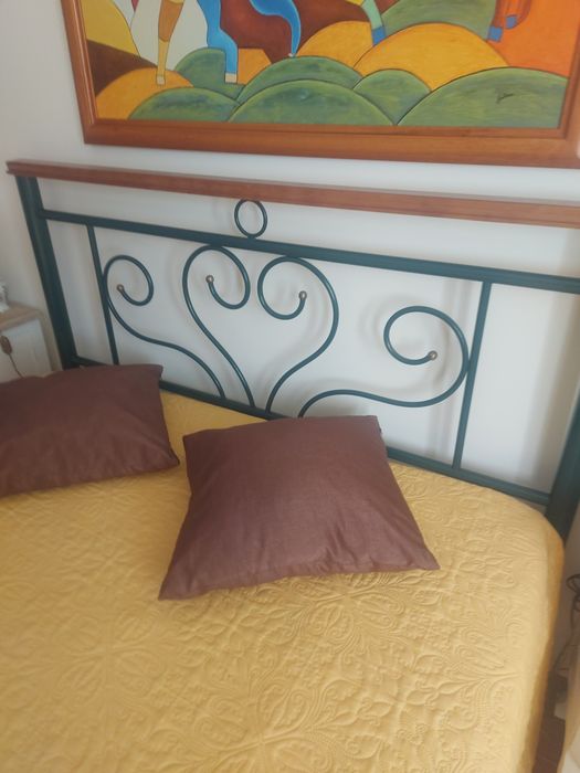 Cama de ferro e madeira com colchão