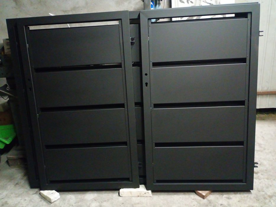 Brama, brama dwuskrzydlowa, brama przesuwna, ogrodzenie, balkon, plot