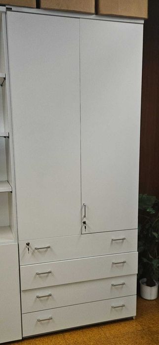 Armário branco com portas e gavetas