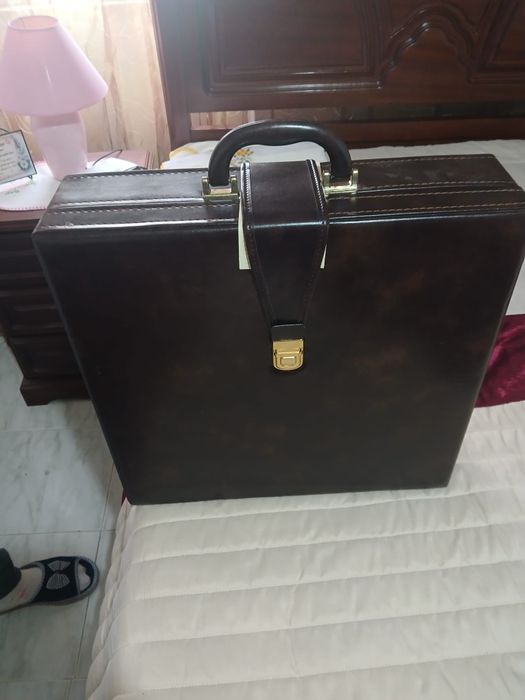 Vendo esta mala em pele