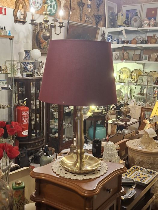 Candeeiro com base em latão para quem gosta de classe