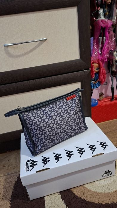 Вместительная косметичка  DKNY