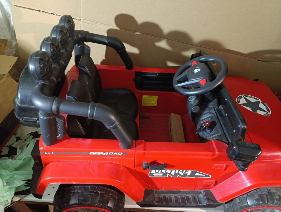 Детячий електромобіль з пультом керування