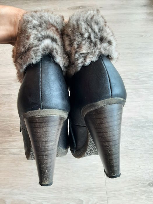Botins pretos com pêlo nr. 40