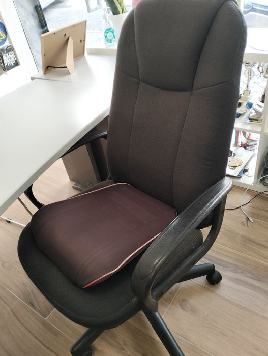 Mesa escritório, armário com gavetas, cadeira