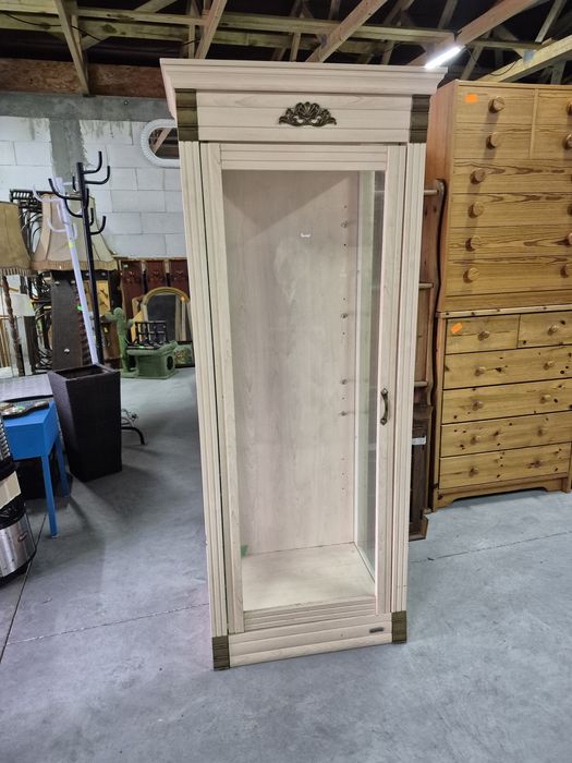 Wysoka przeszklona komoda