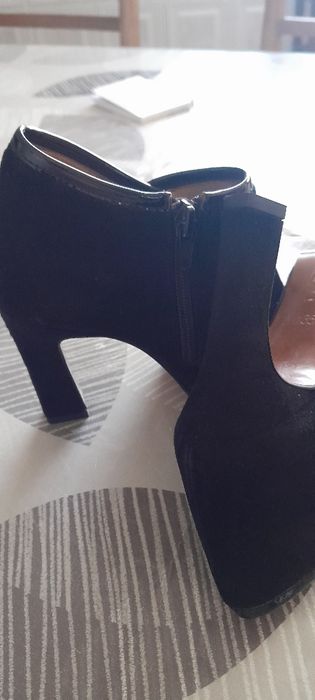 Botas novas em pele de marca