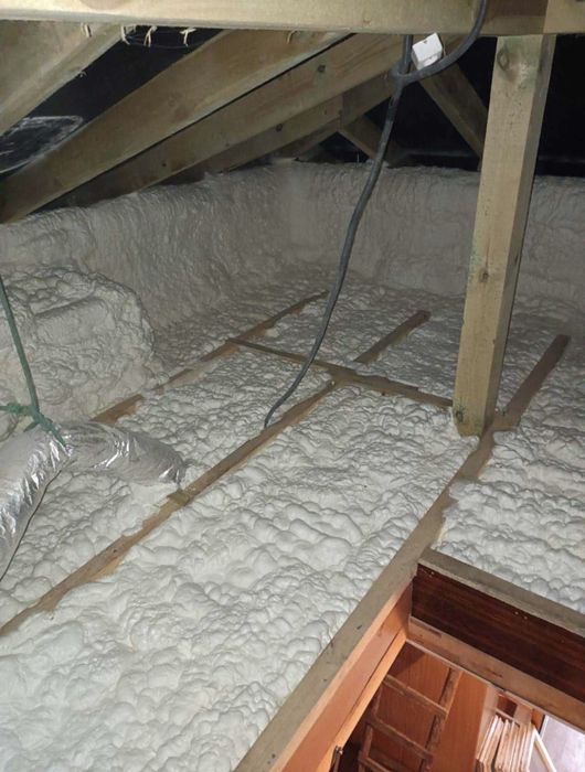 Piana pur pianka pianką izolacje natryskowe celuloza docieplenia dachy