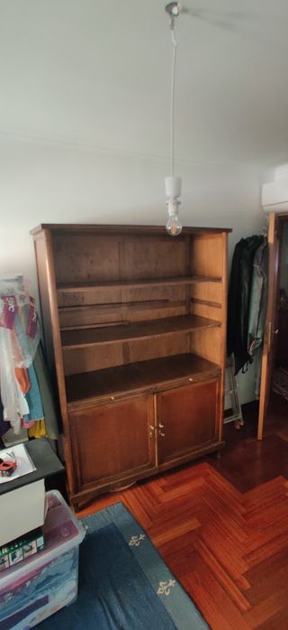 Móvel de madeira maciça / estante com arrumação