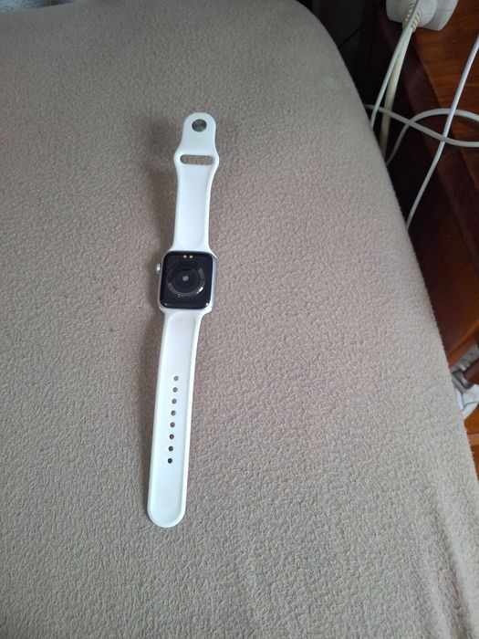 Smartwach prateado com bracelete branca